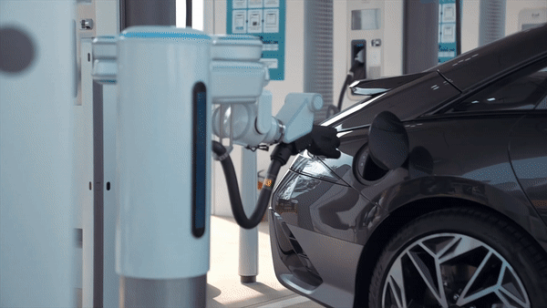 Hyundai phát triển robot sạc xe điện 