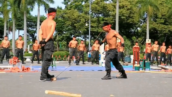 Mãn nhãn những màn biểu diễn khí công của Cảnh sát cơ động