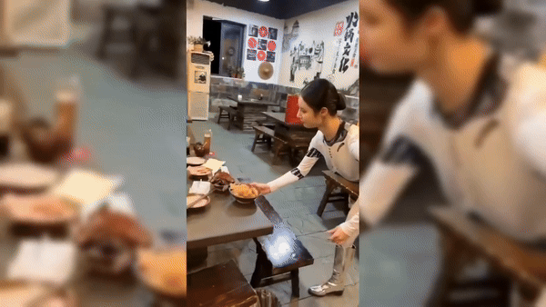 Cô gái trẻ gây sốt quán ăn vì kiểu phục vụ có &apos;một không hai&apos;