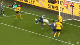 Arsenal thắng nhọc Wolves trong thế thiếu người
