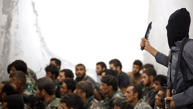 Thành viên IS (cầm dao) chuẩn bị hành hình một người ở Syria. Ảnh: Indian Express