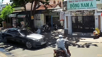 Xe máy quay đầu va phải Rolls-Royce rồi bỏ chạy
