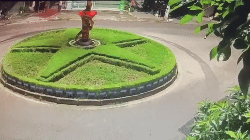 Xe máy phóng nhanh lao thẳng vào bùng binh