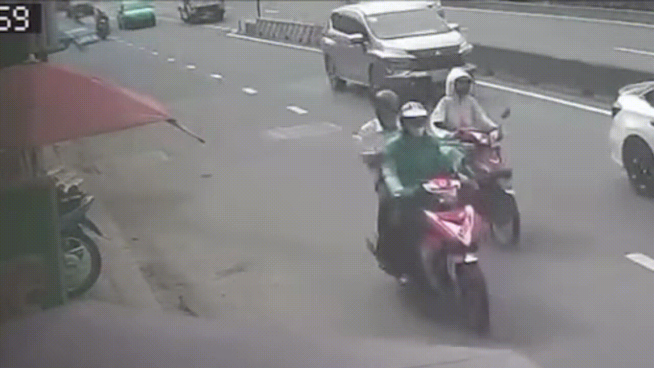 Xe tải va vào dải phân cách rồi lật ngang
