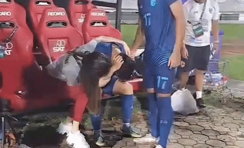 Sao Thái Lan khóc nức nở, Madam Pang phải vỗ về sau trận thua Malaysia