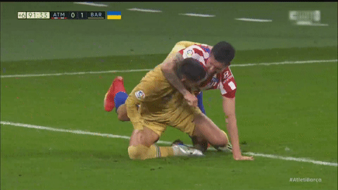 Sao Barca và Atletico Madrid nhận thẻ đỏ sau màn đấu vật hài hước trên sân