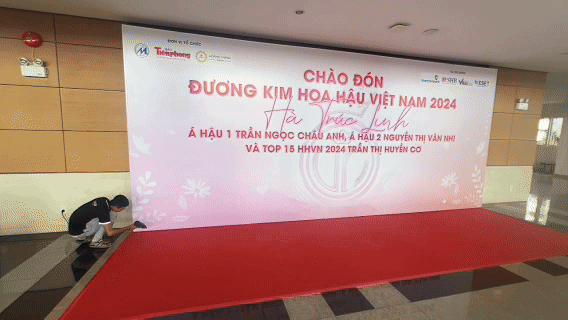 Đại học Tài chính - Marketing ngày đêm thi công sân khấu chào đón Hà Trúc Linh và Á hậu Châu Anh, Vân Nhi