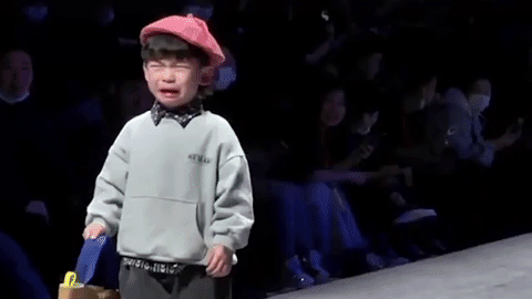 &apos;Cười ra nước mắt&apos; với clip mẫu nhí vừa khóc vừa catwalk 