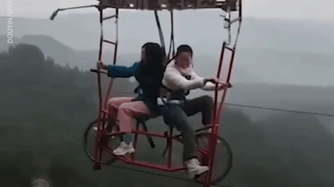 &apos;Dựng tóc gáy&apos; với trò đạp xe ở độ cao 300m ở Trung Quốc