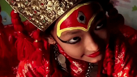 &apos;Nữ thần sống&apos; được người Nepal thờ phụng khó hòa nhập với cuộc sống bình thường 