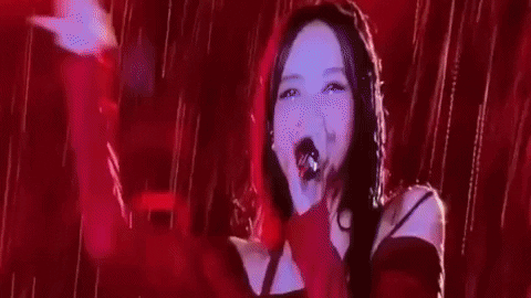 BlackPink nhảy dưới trời mưa tầm tã, Jennie gặp sự cố 