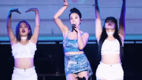 4 trang phục diễn đưa nữ ca sĩ trở thành chủ đề nóng