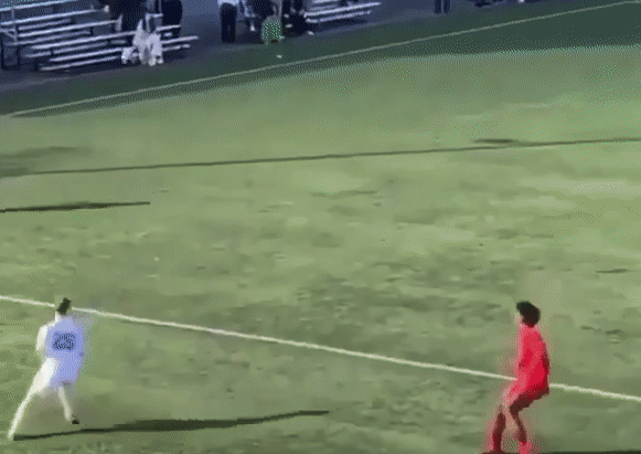 Maximilian Ibrahimovic lập siêu phẩm móc bóng.