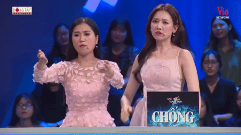 Dàn nghệ sĩ tranh cãi dữ dội: Đàn ông mua đồ đắt tiền cho bạn gái là &apos;dại gái&apos;