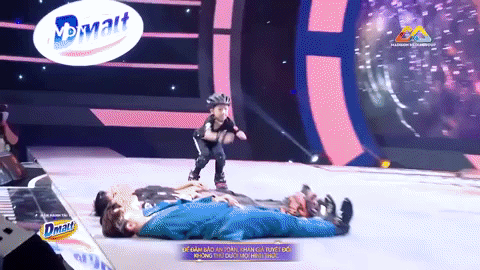 Siêu nhí trượt patin nhảy qua 6 người khiến vợ chồng Trấn Thành toát mồ hôi hột