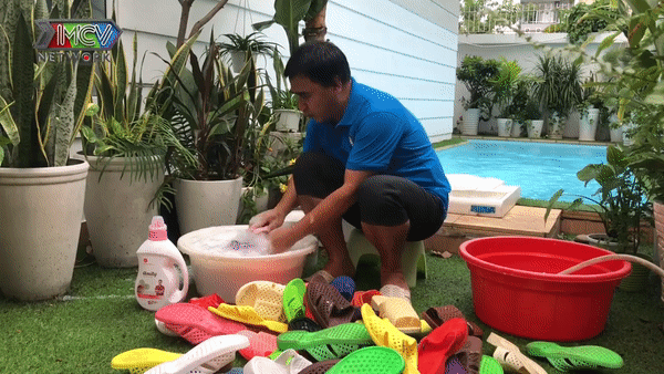 Quyền Linh mang &apos;gia tài&apos; dép tổ ong ra giặt 