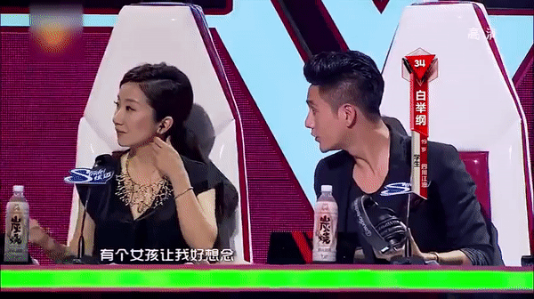 Video Trần Khôn ném tai nghe vào Tạ Đình Phong trên sóng truyền hình bị &apos;đào&apos; lại
