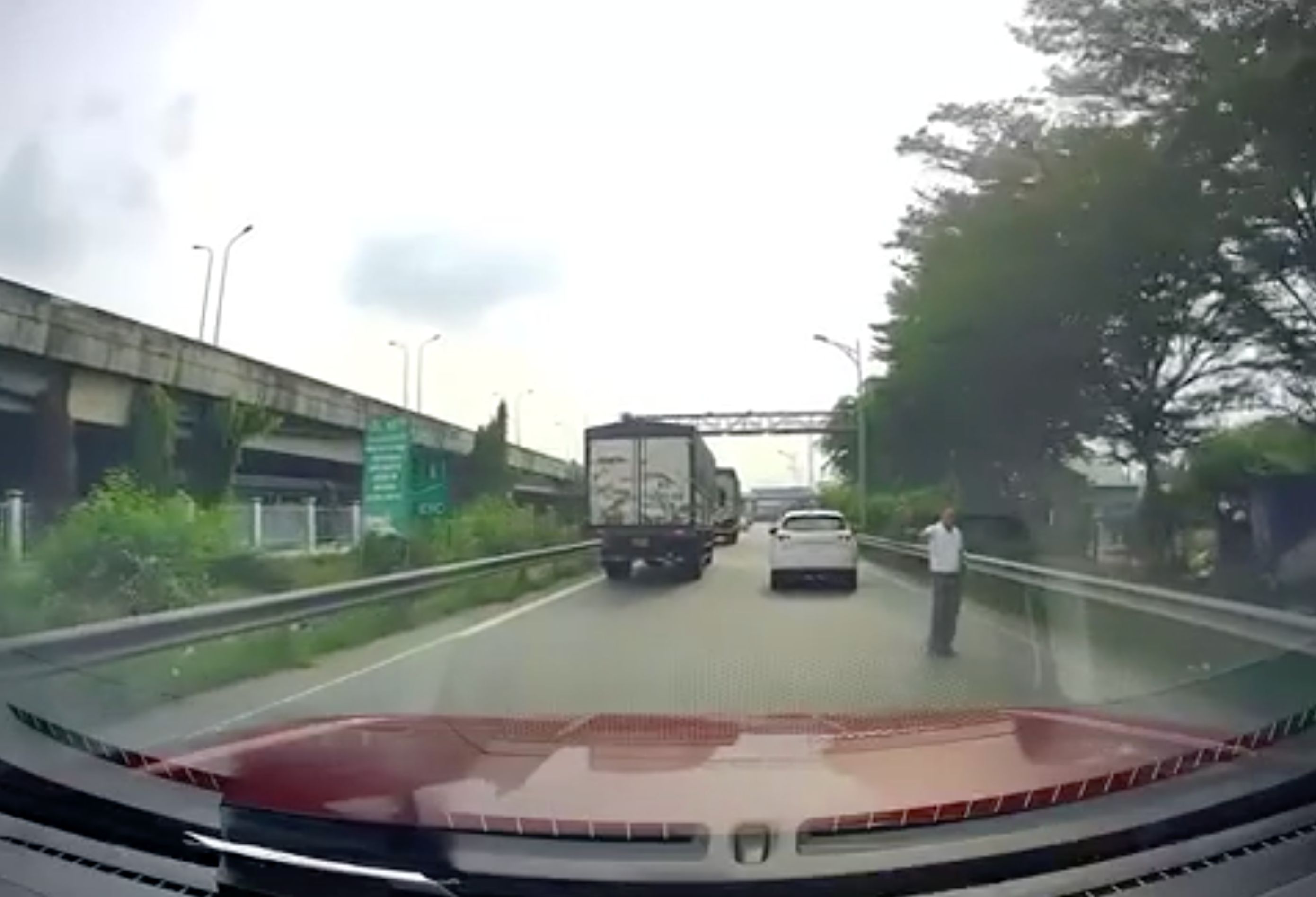 Xuất hiện 2 ô tô đi lùi trên đường dẫn cao tốc Long Thành - Dầu Giây
