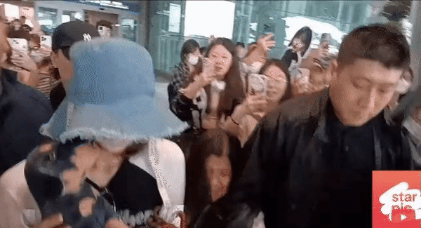 Lisa (BlackPink) gây náo loạn sân bay