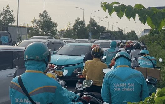 Mọi ngả đường đổ về Hưng Yên đều kẹt cứng