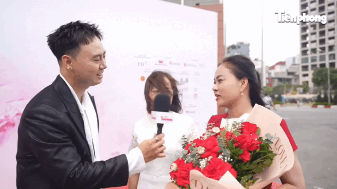 Phụ huynh đi từ Yên Bái, Nghệ An đến Hà Nội cổ vũ con gái thi hoa hậu