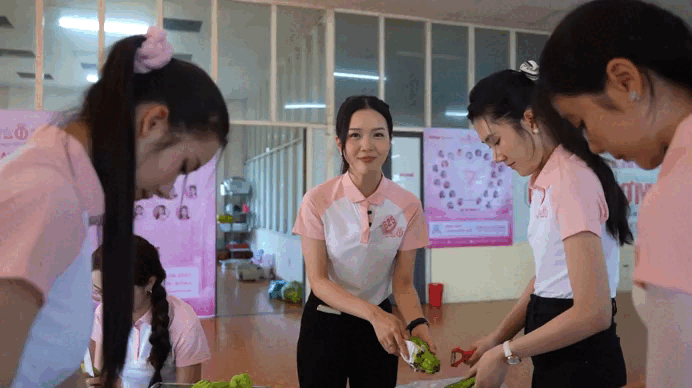 Thí sinh Hoa hậu Việt Nam tự nấu 300 phần cơm từ thiện ở Huế