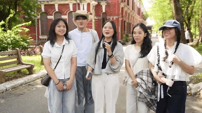 Người dân Huế chờ đợi chung kết Hoa hậu Việt Nam: &apos;Không thể đoán ai đăng quang, mong đại diện Huế vào Top 3&apos;