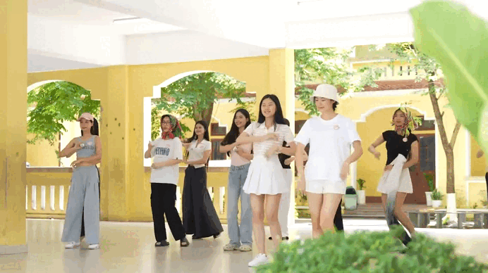 Xem thí sinh Hoa hậu Việt Nam múa chén, xòe quạt