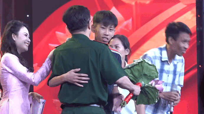 Cuộc hội ngộ rưng rưng nước mắt của người lính quân y và hai bệnh nhân đặc biệt