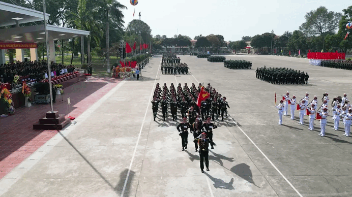 Màn duyệt đội ngũ và biểu diễn nghệ thuật hùng tráng trong nắng gió Sơn Tây