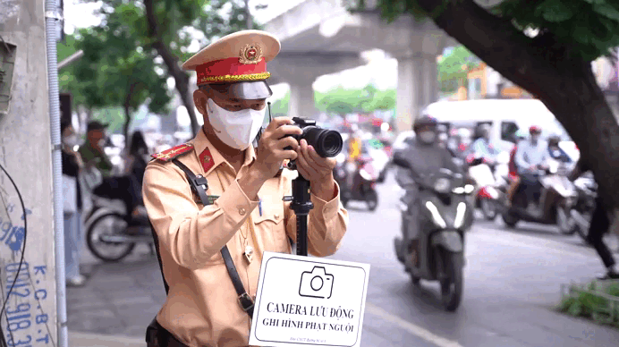 Nối đuôi leo vỉa hè, nhiều xe máy bị CSGT ghi hình phạt nguội bằng camera lưu động
