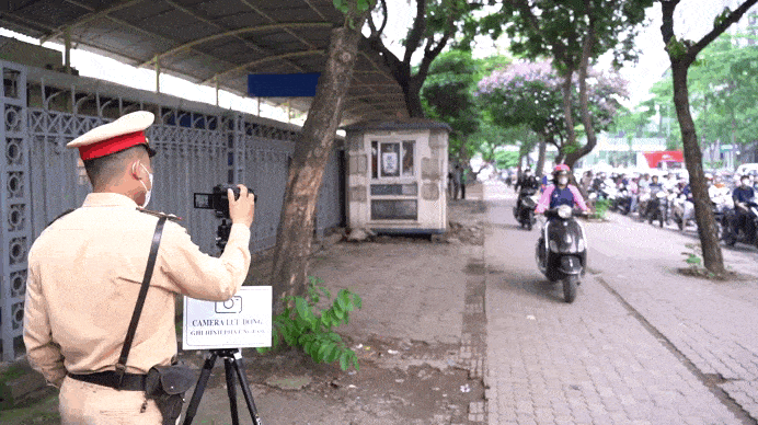 Nhiều tài xế công nghệ chở hàng cồng kềnh, che biển số bị CSGT xử phạt