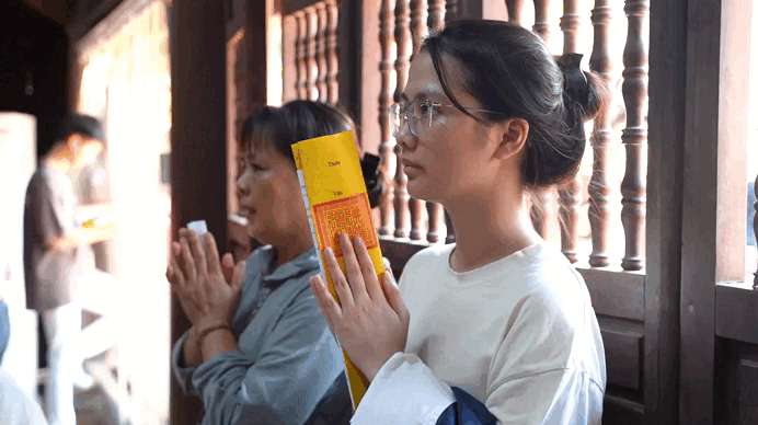 Hàng trăm Sĩ tử đến chùa Đậu cầu may trước kỳ thi THPT 2025
