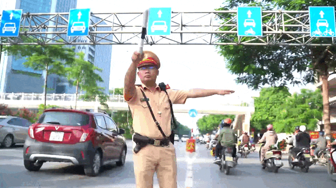 Ngày đầu phân làn đường Võ Chí Công: 'Giao thông đông đúc nhưng an toàn hơn'