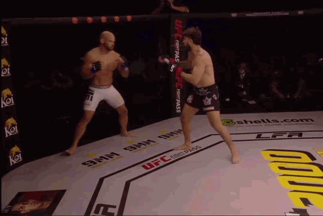 Josh Silveira tung cú đá khiến Tee Cummins đổ gục.