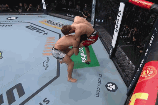 Said Nurmagomedov hạ knock-out Cody Stamann.