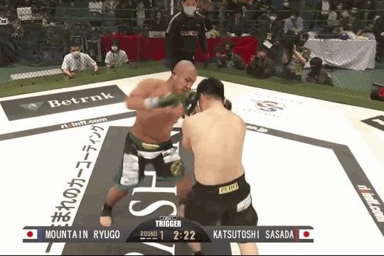 Ryugo tung cú đá hạ knock-out Sasada.