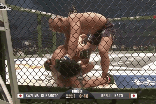Kazuma Kuramoto ra đòn hạ gục đối thủ.