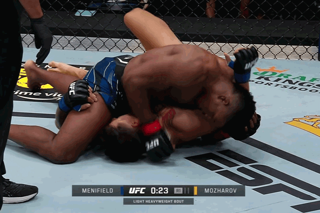 Alonzo Menifield hạ knock-out Askar Mozharov.
