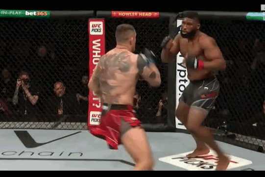 Curtis Blaydes đã có chiến thắng knock-out trước Tom Aspinall.