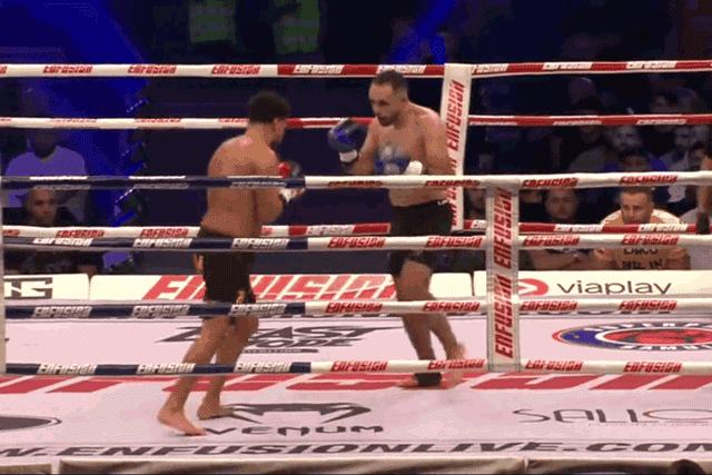 Karim El Amri hạ knock-out Khalid el Moukadam.