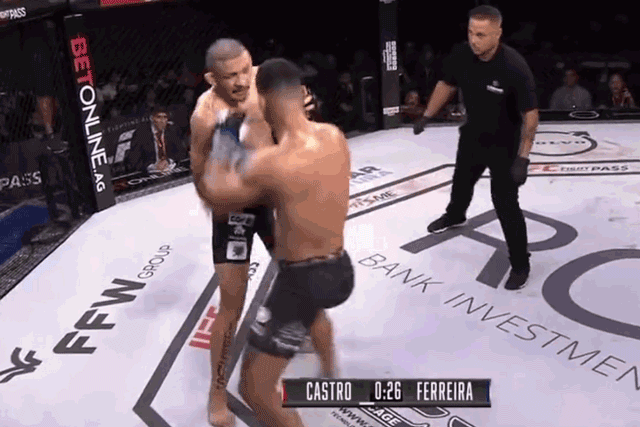 Anderson Ferreira đấm gục Milson Castro.