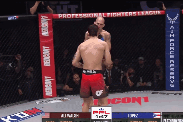 Biaggio Ali Walsh ra đòn chính xác khiến Joel Galarza Lopez choáng váng.