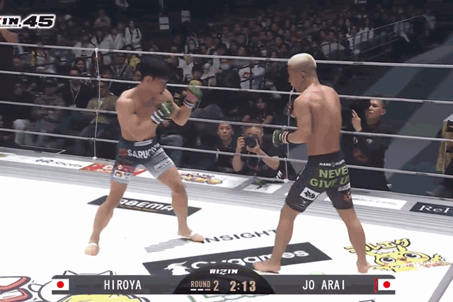 Hiroya Kondo đá trúng đầu Jo Arai.