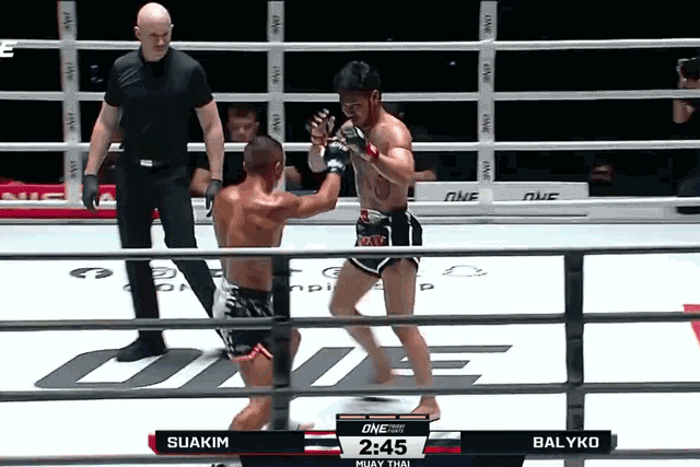 Alexey Balyko đấm gục Suakim Sor Jor Thongprajin.