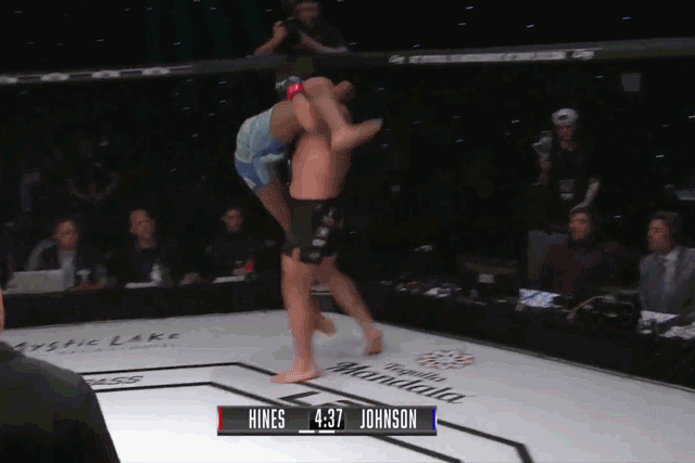 Alvin Hines quật ngã Will Johnson.