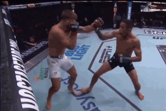 Carlos Prates tung đòn gối hạ knock-out Charles Radtke.