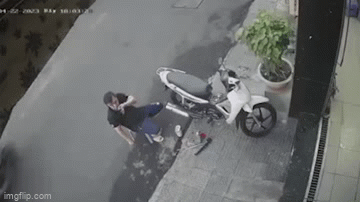 Bắt tạm giam nghi phạm giật túi xách khiến cô gái ngã bất động 