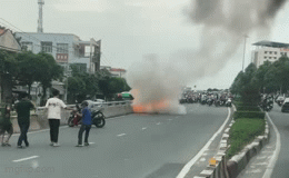 Hai xe máy cháy trơ khung sau va chạm 