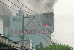 Cháy cửa hàng 4 tầng ở TPHCM 